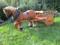  1 Pferd und 1-achsigem Wagen aus Holz