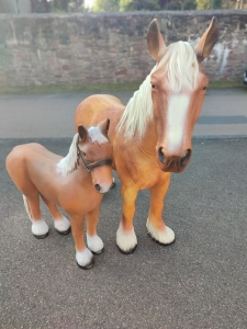 2 Deko Pferde, braun-weiss, 70 cm und 95 cm hoch 1