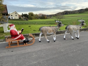 2 Rentiere und Weihnachtsmann mit Schlitten in seitlicher Gesamtansicht.