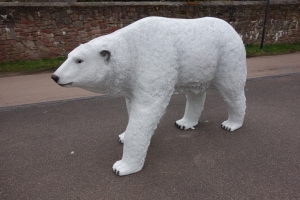 Eisbär Figur, laufend, 195 cm lang