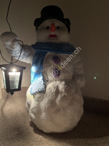 Schneemann Figur aussen mit Laterne im Dunkeln