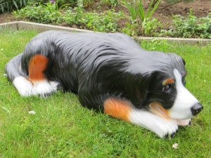 Deko- Hunde Figur Berner Sennenhund liegend 2