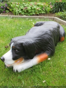 Deko- Hunde Figur Berner Sennenhund liegend 3