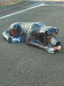 Berner Sennenhund braun, liegend, 97 cm lang, Deko Hundefigur