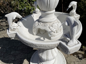 Schalenansicht des Delfin-Brunnens mit Ornamenten und Seitenfiguren