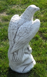 Betonalder Adlerfigur aus Stein 58cm von hinten