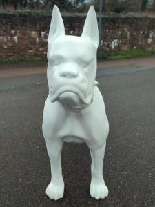 Dekofigur Boxer Hund mit Stachelhalsband in Weiss 1
