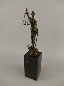 Statuette aus Bronze von Justitia, 32 cm hoch 1