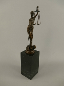 Statuette aus Bronze von Justitia, 32 cm hoch 4