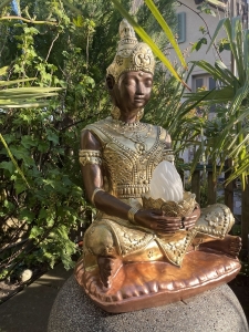 Frontansicht der sitzenden Kangiten Figur mit Krone