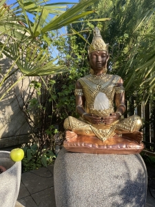 Gesamtansicht der goldenen Kangiten Buddhafigur