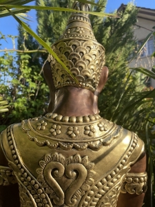 Detailansicht der hohen Krone der Buddhafigur