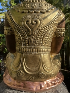 Detail der Rueckenornamente an der goldenen Figur