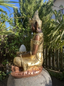 Schraegansicht der Kangiten Figur fuer den Garten