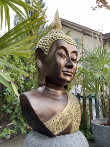 Buddha Kopf halb als Gartenfigur in Gold-Braun