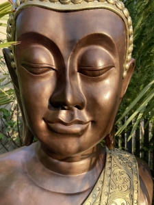 Gesicht der Buddha Bueste als Nahaufnahme