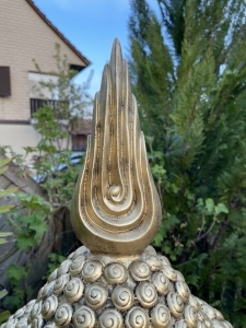 Kopfspitze und Lockenstruktur der Buddha Bueste