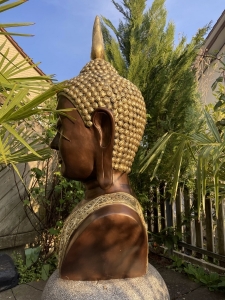Rueckseite der halben Buddha Kopf Gartenfigur