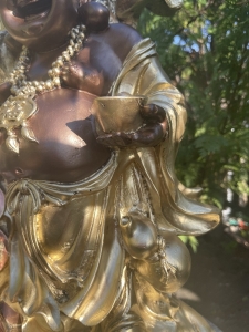 Buddha mit kleinem im Arm als Detailansicht