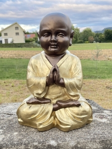 Sitzender Buddha Moench mit Gebetskette aus der Naehe