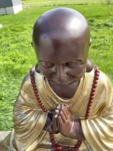 Kopfansicht des betenden Buddha Moenchs