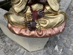 Sockel- und Gewanddetail des sitzenden Moenchs