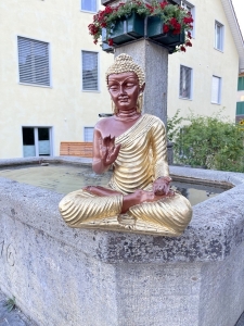Gesamtansicht der sitzenden Buddhafigur