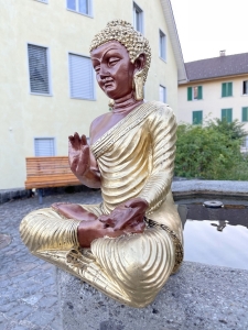 Ansicht des goldenen Gewands der Buddhafigur