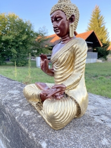Schraegansicht der sitzenden Buddhafigur