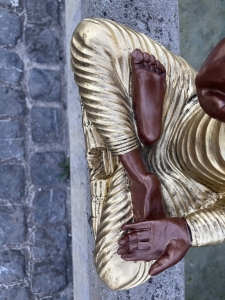 Detail von Sockel und Gewandfalten