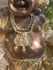 Buddhafigur 48 cm mit Glueckskette im Detail