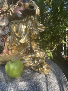 Buddhafigur mit Kind in seitlicher Ansicht