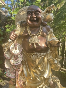 Buddhafigur mit kleinem im Arm 48 cm frontal