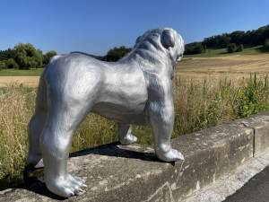 Silberne englische Bulldogge als Deko Hundefigur von der Seite.