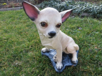 Kleine Deko Chihuahua sitzend auf Steinplatte, 