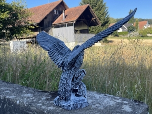 deko-adler mit ausgebreiteten fluegeln von der rechten seite