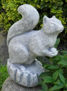 Deko Eichhörnchen aus Beton für den Garten, 25 cm hoch
