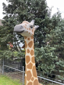 deko-giraffe mit kopf und hals in der seitenansicht