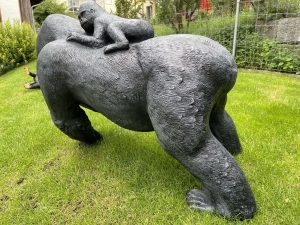 deko-gorilla mit baby schraeg von hinten links betrachtet