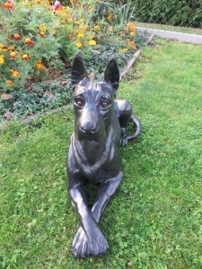 Lebensgrosse Figur - Deutsche Deko Dogge 94 cm lang, schwarz