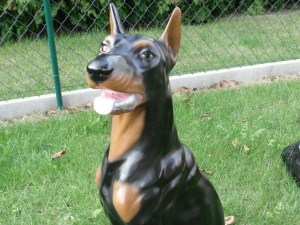Dobermann Deko Hundefigur sitzend, 93 cm hoch, für Wohnung und Garten