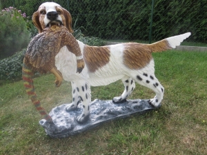 Ideale Gartendeko oder Wohnungsdeko für passionierte Jäger: Hundefigur Jagdhund mit Fasan als Beute  2
