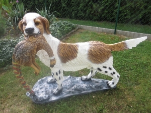 Jagdhund mit Fasan im Fang, Hundefigur Deko auf Standfuss, 124 cm lang 3