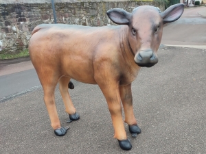 Deko Kalb lebensgross, stehend, braun, geeignet für den Innen- und Aussenbereich