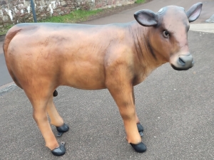 Deko Kalb Figur braun lebensgross, 121 cm lang, für Gartendeko