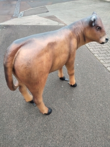 Kalbfigur lebensgross, braun, 121 cm lang, für drinnen und draussen 1