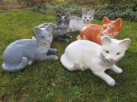 Katzenfiguren Deko: kleine süsse Katzen, liegend 