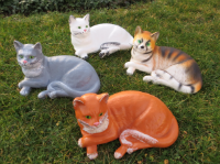 Süsse Kätzchen liegend, 32 cm lang, Katzen Deko für Garten oder Haus