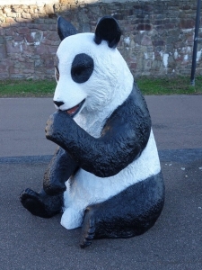 Fressender Pandabär als Garten Dekofigur, 135 cm hoch 1
