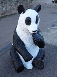 Fressender Pandabär als Garten Dekofigur, 135 cm hoch 2